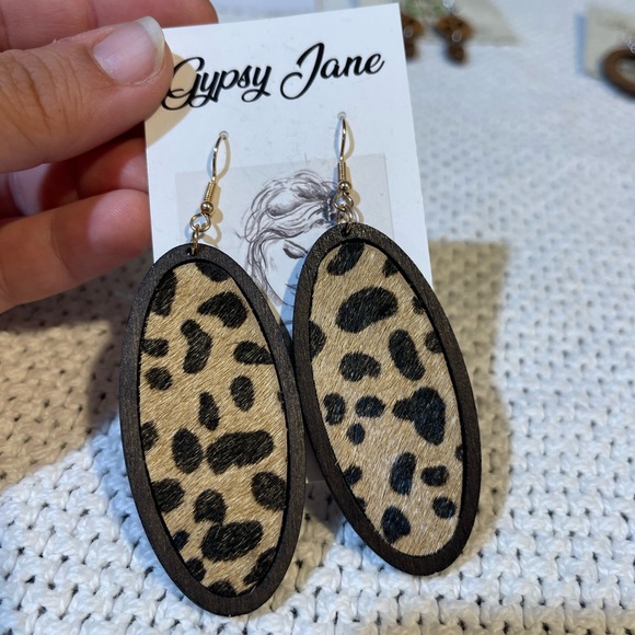 🐙Earring’s -Wooden Leopard Print NWT - Picture 1 of 2